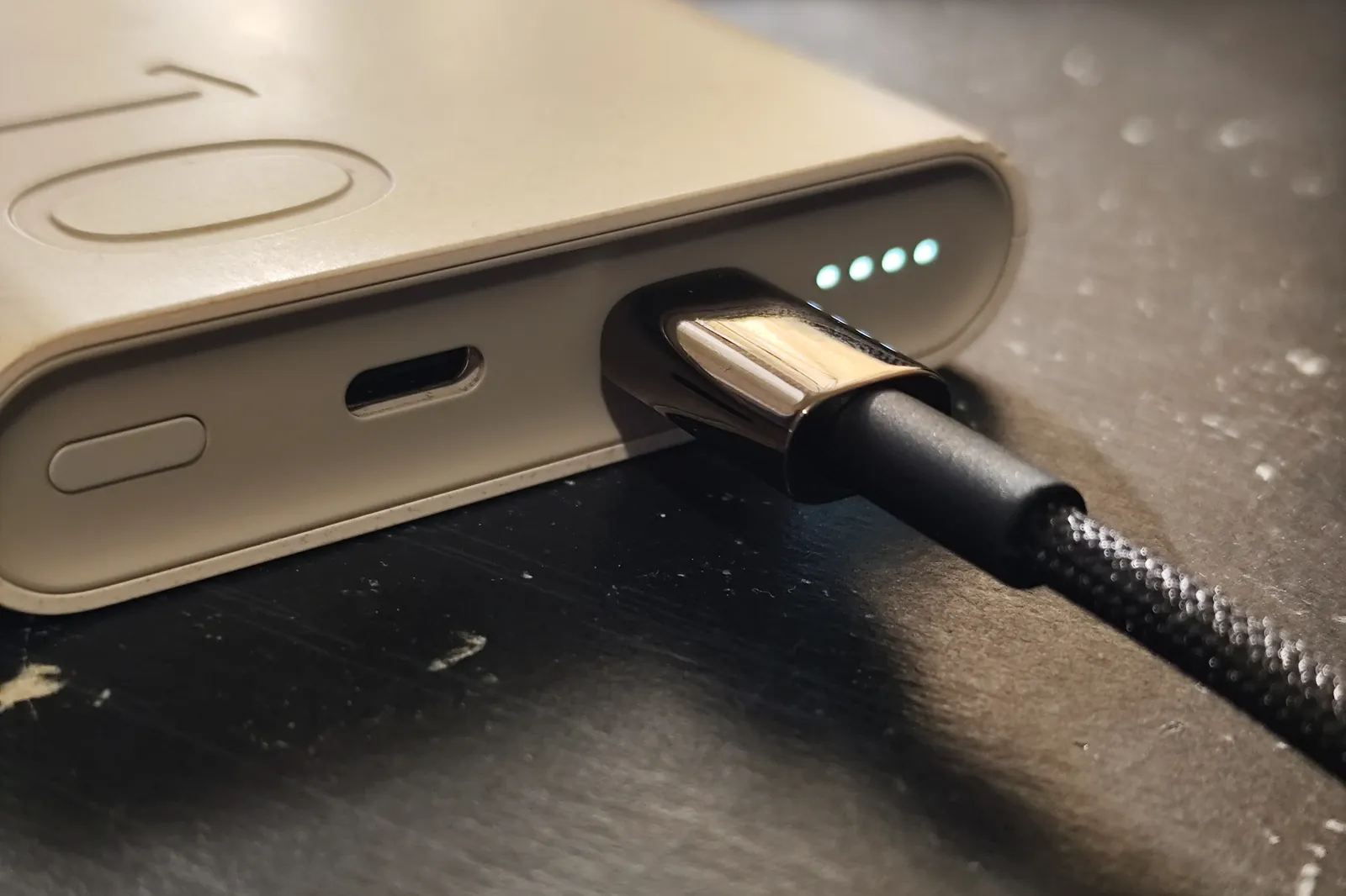 Кабель USB-C підключено до повербанка з індикатором заряду